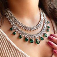 Collier à deux rangs en eméraude et diamante