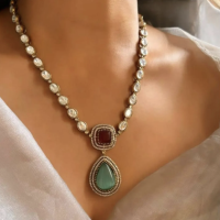 Parure Collier Kundan – Rubis Vert, Diamants Bruts & Inspiration Sabyasachi