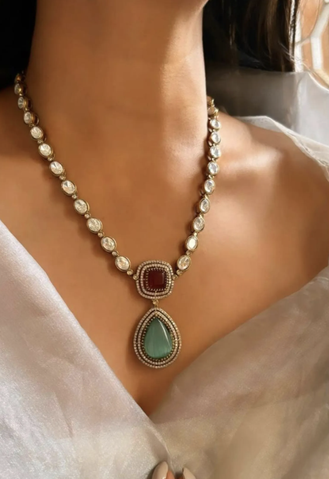 Parure Collier Kundan – Rubis Vert, Diamants Bruts & Inspiration Sabyasachi