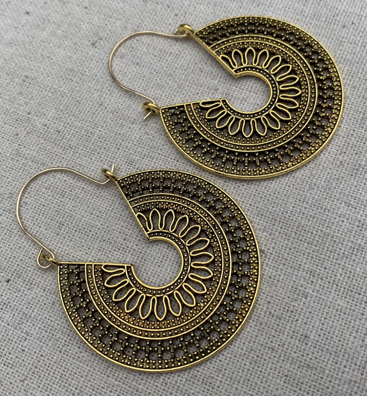 Créoles Dorées Bohème – Grandes Boucles Ethniques au Style Libre