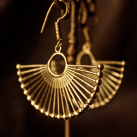 Boucles d’Oreilles Dorées Fines – Élégance Délicate & Style Bohème Africain