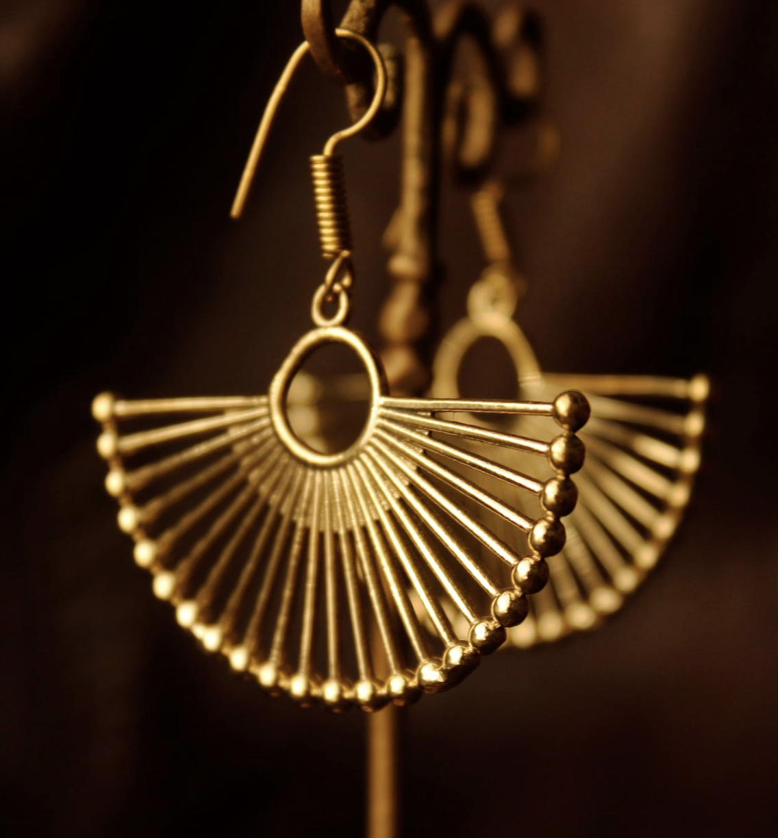 Boucles d’Oreilles Dorées Fines – Élégance Délicate & Style Bohème Africain