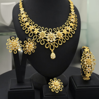 Ensemble de Bijoux de Mariage Africain en Or – Modèle Spirale avec Pierres Blanches