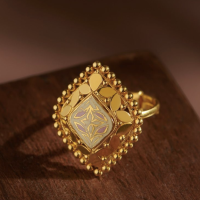 L’Élégance dans la Simplicité – Bagues Légères en Or 22 Carats